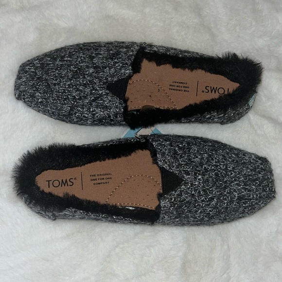 TOMS Belmont Black Gray Sweater Knit & Fur Interior Cozy Soft Slip Ons - Picture 4 of 14